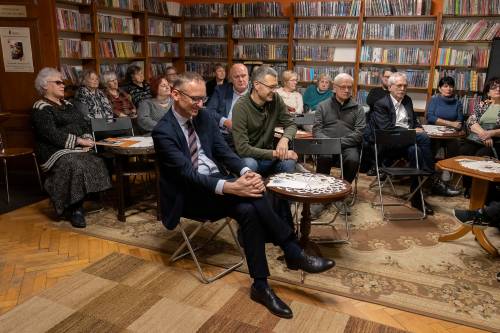 Zdjęcie Daniela Słobody przedstawiające spotkanie poświęcone Józefie Krośnickiej w Powiatowej i Miejskiej Bibliotece Publicznej w Pruszczu Gdańskim.