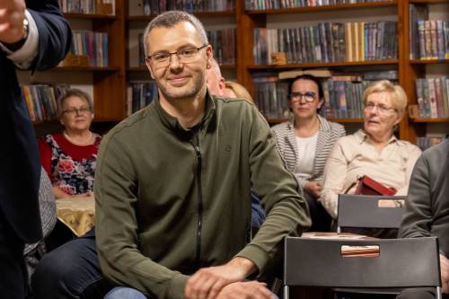 Zdjęcie Daniela Słobody przedstawiające spotkanie poświęcone Józefie Krośnickiej w Powiatowej i Miejskiej Bibliotece Publicznej w Pruszczu Gdańskim.