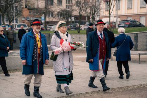 Przedstawiciele Stowarzyszenia Kaszubsko-Pomorskiego składają kwiaty pod pomnikiem Nike.