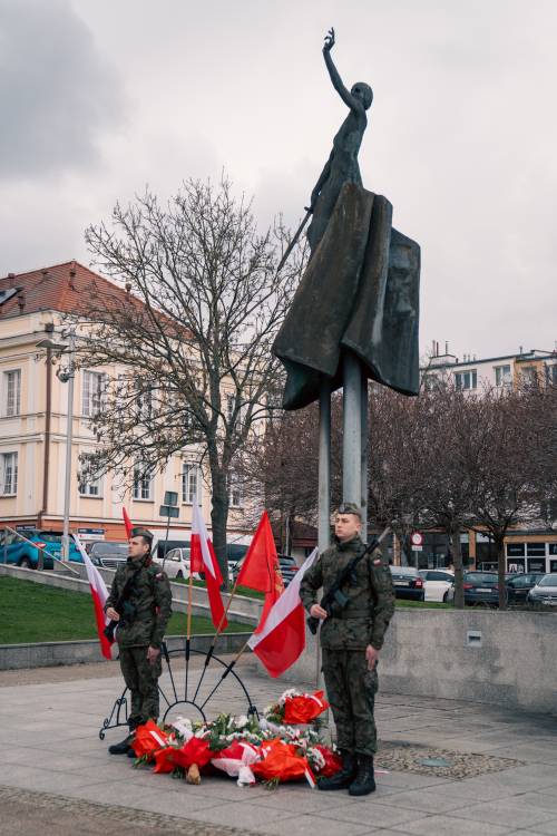 Żołnierze pod pomnikiem Nike.