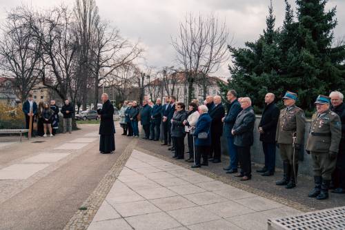 Goście pod pomnikiem Nike.