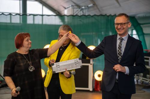 Seniorzy uczestniczący w balu podczas zabawy. Organizatorzy.