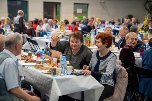 Seniorzy uczestniczący w balu podczas zabawy.