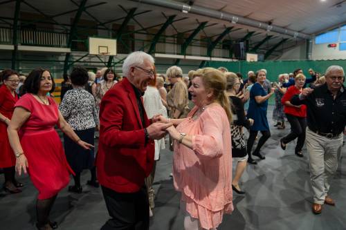 Seniorzy uczestniczący w balu podczas zabawy.