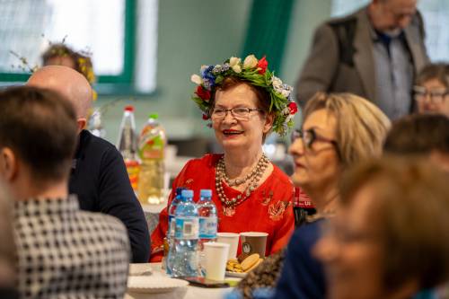 Seniorzy uczestniczący w balu podczas zabawy.