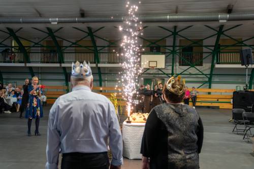 Seniorzy uczestniczący w balu podczas zabawy.