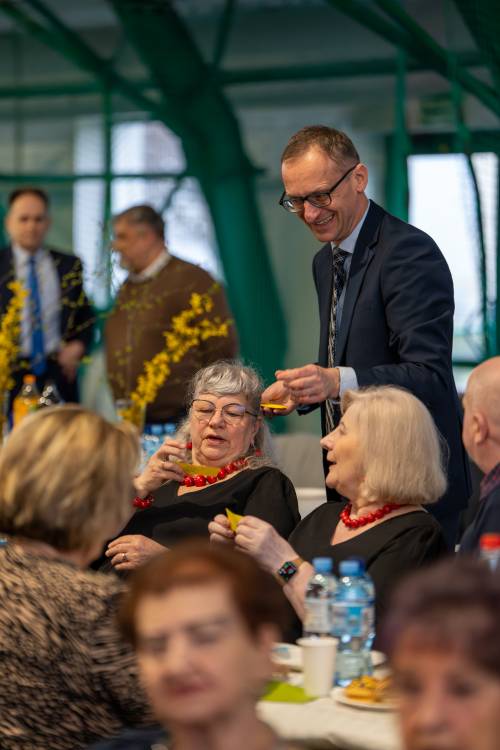 Seniorzy uczestniczący w balu podczas zabawy.