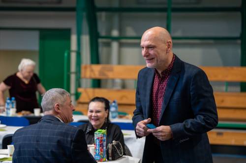 Seniorzy uczestniczący w balu podczas zabawy.