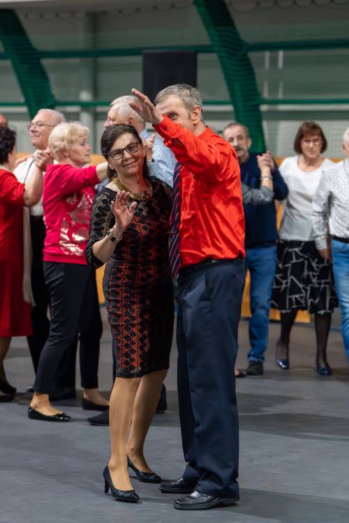 Seniorzy uczestniczący w balu podczas zabawy.