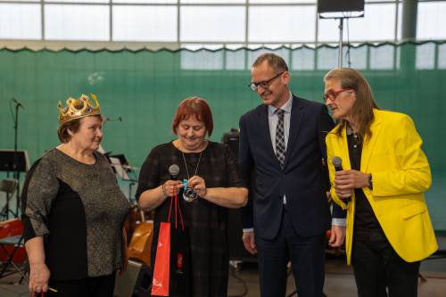 Seniorzy uczestniczący w balu podczas zabawy. Król i Królowa balu.