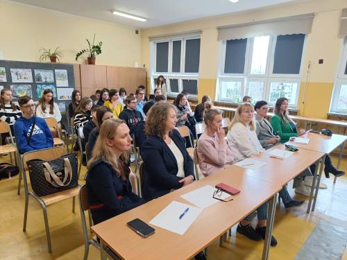 Uczestnicy i opiekunowie w łąwkach podczas prezentowania prac.