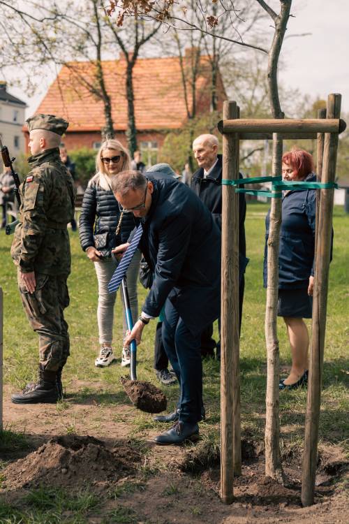 Sadzenie drzew Przemówienie podczas obchodów upamiętniających zbrodnię katyńską w obstawie żołnierzy.