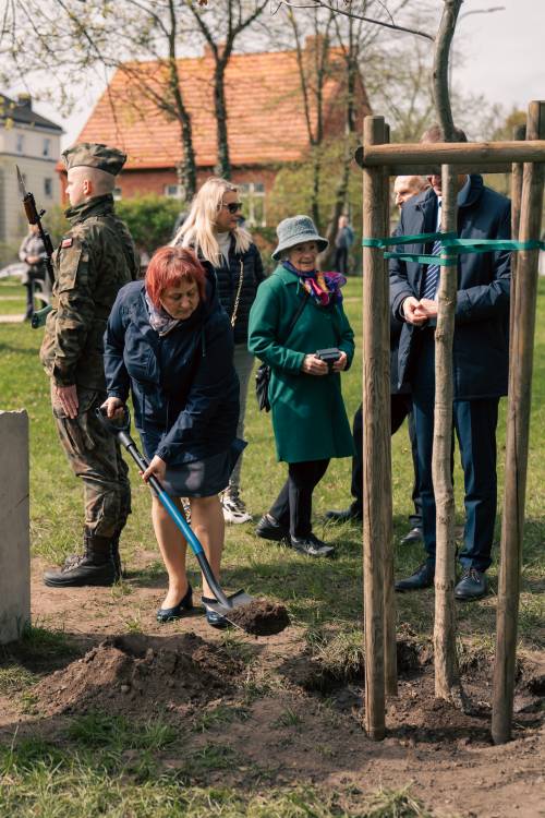 Sadzenie drzew Przemówienie podczas obchodów upamiętniających zbrodnię katyńską w obstawie żołnierzy.