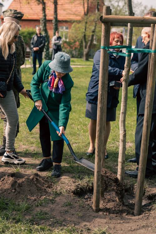 Sadzenie drzew Przemówienie podczas obchodów upamiętniających zbrodnię katyńską w obstawie żołnierzy.