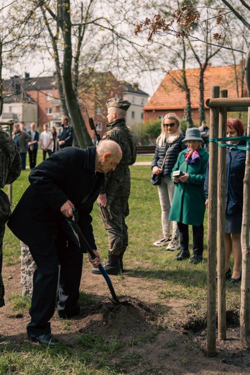 Sadzenie drzew Przemówienie podczas obchodów upamiętniających zbrodnię katyńską w obstawie żołnierzy.