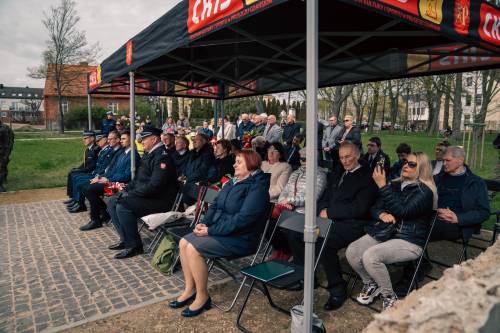 Oficjele Przemówienie podczas obchodów upamiętniających zbrodnię katyńską w obstawie żołnierzy.