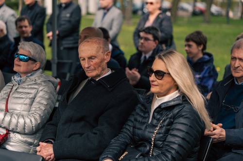 Goście Przemówienie podczas obchodów upamiętniających zbrodnię katyńską w obstawie żołnierzy.