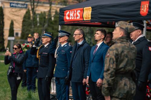 Oficjele Przemówienie podczas obchodów upamiętniających zbrodnię katyńską w obstawie żołnierzy.