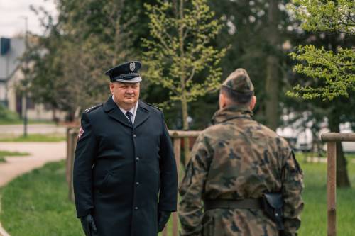 Przekazanie prowadzenia uroczystości podczas obchodów upamiętniających zbrodnię katyńską w obstawie żołnierzy.