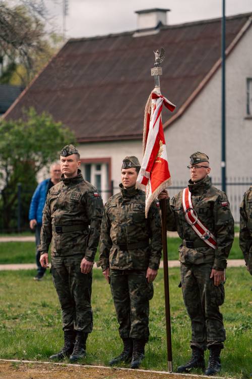 Poczet sztandarowy podczas obchodów upamiętniających zbrodnię katyńską w obstawie żołnierzy.