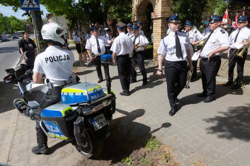 Policja i orkiestra podczas obchodów rocznicy uchwalenia konstytucji 3 maja.