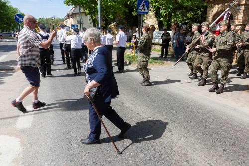 Mieszkańcy podczas obchodów rocznicy uchwalenia konstytucji 3 maja.