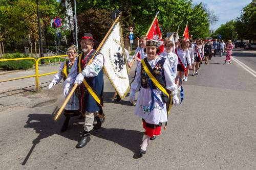 Przedstawiciele stowarzyszeń podczas obchodów rocznicy uchwalenia konstytucji 3 maja. Defilada.