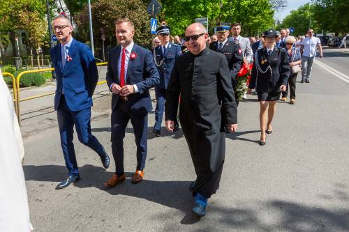 Przedstawiciele samorządu podczas obchodów rocznicy uchwalenia konstytucji 3 maja. Defilada.