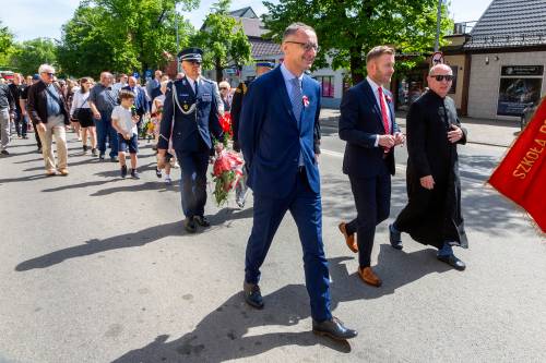 Przedstawiciele samorządu podczas obchodów rocznicy uchwalenia konstytucji 3 maja. Defilada.