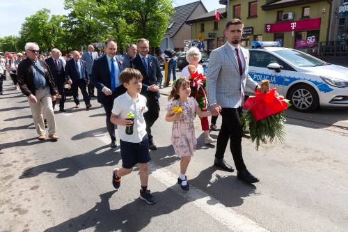 Przedstawiciele samorządu podczas obchodów rocznicy uchwalenia konstytucji 3 maja. Defilada.