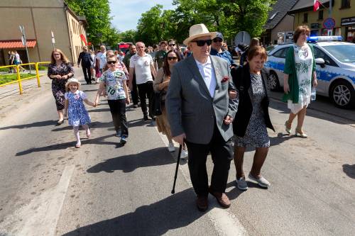 Mieszkańcy podczas obchodów rocznicy uchwalenia konstytucji 3 maja. Defilada.