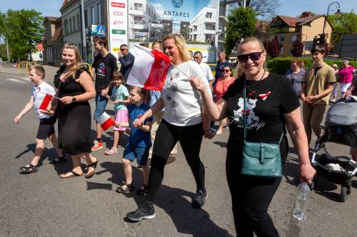 Mieszkańcy podczas obchodów rocznicy uchwalenia konstytucji 3 maja. Defilada.