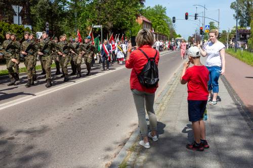 Mieszkańcy podczas obchodów rocznicy uchwalenia konstytucji 3 maja. Defilada wojskowa.