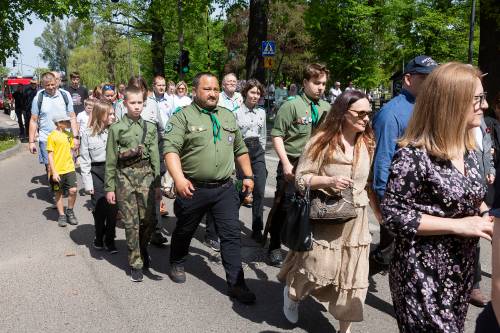 Mieszkańcy podczas obchodów rocznicy uchwalenia konstytucji 3 maja. Defilada.