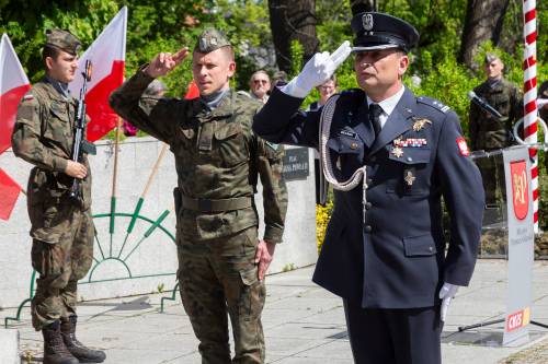 Salutujący żołnierz i policjant.