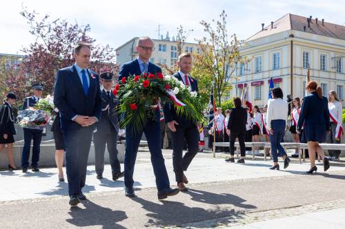 Burmistrz Pruszcza Gdańskiego, Zastępca Burmistrza ds. Społecznych i Senator składają kwiaty.