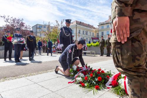 Przedstawiciele policji składają kwiaty.