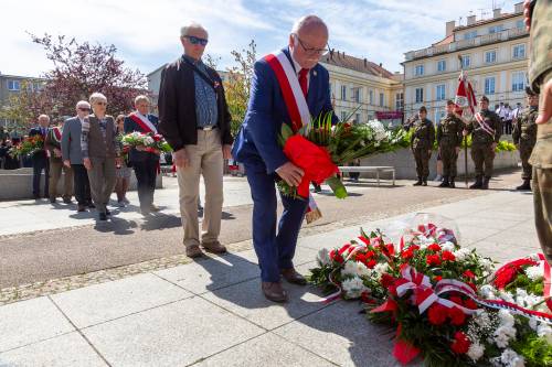 Przedstawiciele organizacji pozarządowych, kombatanci i mieszkańcy składają kwiaty.