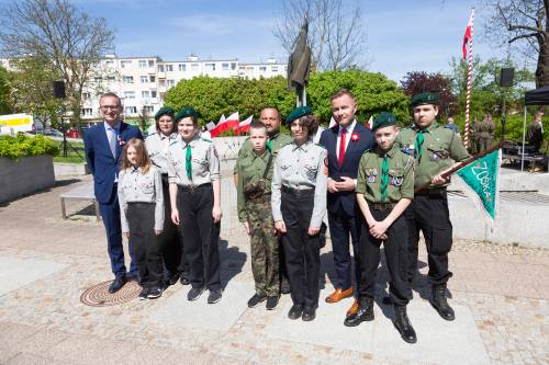 Harcerze z Burmistrzem i senatorem.