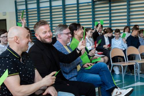 Zaproszeni goście podczas debaty głosują.