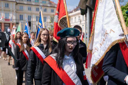 Zbliżenie na poczty sztandarowe.