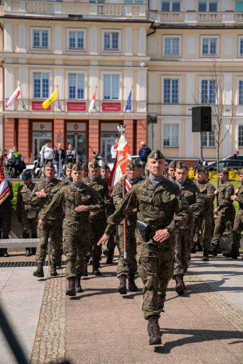 Żołnierze na placu Jana Pawła II. W tle budynek Starostwa Powiatowego.