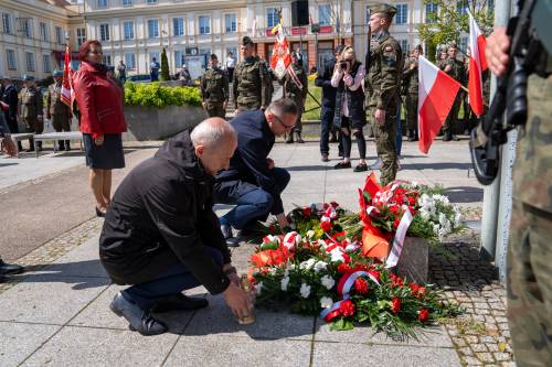 Złożenie kwiatów pod pomnikiem Nike przez przedstawicieli Urzędu Miasta.