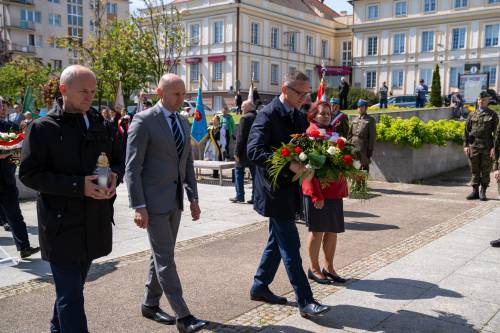 Złożenie kwiatów pod pomnikiem Nike przez przedstawicieli Urzędu Miasta.