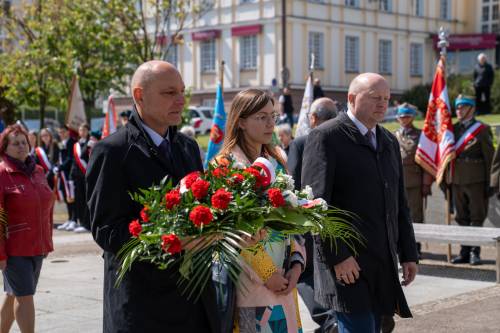 Złożenie kwiatów pod pomnikiem Nike przez przedstawicieli Starostwa Powiatowego.