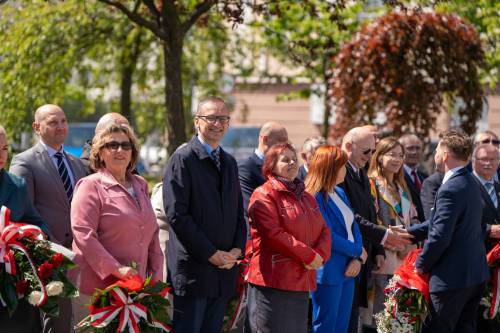 Goście z kwiatami.