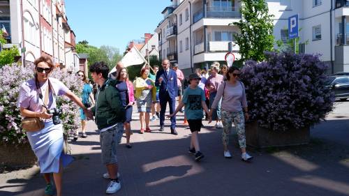 Przemarsz ulicą Waląga w kierunku fontann.