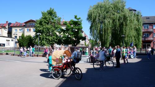 Przemarsz ulicą Waląga w kierunku fontann.