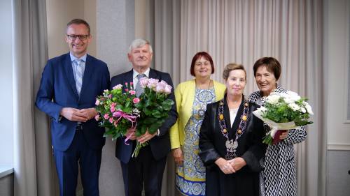 Burmistrz Pruszcza Gdańskiego Janusz Wróbel, Przewodnicząca Rady Miasta Małgorzata Czarnecka-Szafrańska, Kierownik Urzędu Stanu Cywilnego Róża Lademann-Błochowiak z jubilatami – Władysławą i Krzysztofem Bogackimi w 50. rocznicę małżeństwa.