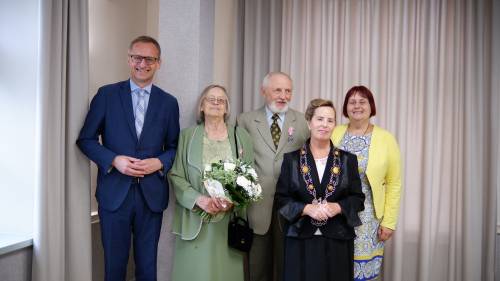 Burmistrz Pruszcza Gdańskiego Janusz Wróbel, Przewodnicząca Rady Miasta Małgorzata Czarnecka-Szafrańska, Kierownik Urzędu Stanu Cywilnego Róża Lademann-Błochowiak z jubilatami – Emilią i Romanem Makowskimi w 50. rocznicę małżeństwa.